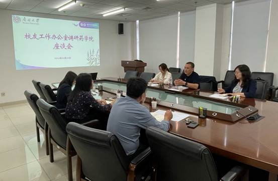 会议室里的人们 AI 生成的内容可能不正确。