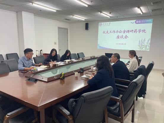 会议室里的人们 AI 生成的内容可能不正确。